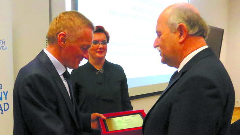 Dyr. Zbigniew Wasąg (z lewej) wręcza podziękowanie rektorowi Andrzejowi Samborskiemu<br />
