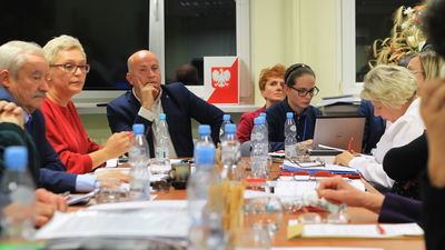 Zgodnie z wolą radnych, urzędnicy najprawdopodobniej wkrótce rozstrzygną przetarg na budowę stadionu przy ul. Piaskowej w Gołębiu. Za nową prognozą finansową, w której uwzględniono tę inwestycję, opowiedziało się 8 radnych, 6 było przeciw, a jedna osoba wstrzymała się od głosu