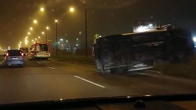 Wypadek na al. Witosa w Lublinie. Karetka uderzyła w autobus MPK i przewróciła się [wideo]