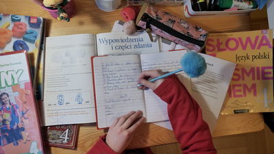 Rodzice narzekają, że wiele weekendów muszą poświęcić wyłącznie na naukę