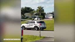 Zamknęli psa w odpalonym samochodzie. Zwierzak wrzucił wsteczny i przez godzinę jeździł w kółko