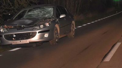 Śmiertelny wypadek na drodze bez oświetlenia. Pieszej nie uchroniła nawet zapalona latarka