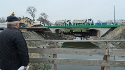 Nowy most w ciągu ul. Pawiej został zbudowany w miejscu starego, który po prostu rozpadał się w oczach