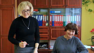 Bożena Kucińska (z lewej) i Bożena Cegiełko w żyrzyńskim GS-ie pracują od ponad 35 lat. Dzisiaj tworzą jego dwuosobowy zarząd. Mimo trudności – nie planują zwolnień, ani likwidacji sklepów. Obawiają się jedynie wzrostu minimalnego wynagrodzenia, które wiąże się z podniesieniem cen towarów