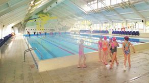 Inwestycja odwleka się w czasie. Jednak dzięki temu młodzi pływacy mają gdzie trenować