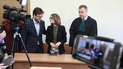 Bartosz Staszewski oraz jego pełnomocnicy Sara Wilk i Bartosz Przeciechowski