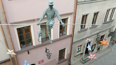 Mieszkańcy i turyści go polubili. Ale Sztukmistrz zniknie znad ulicy Grodzkiej w Lublinie