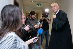 Mecenas Roman Giertych, jeden z trzech obrońców Piotra Kowalczyka, przed salą rozpraw