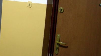 Zabarykadował się w mieszkaniu. Ale policjanci wiedzieli, że jest w środku