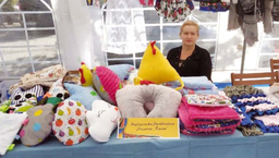 Elżbieta Chodzińska, prezes spółdzielni „Razem" podczas kiermaszu w Międzyrzecu Podlaskim