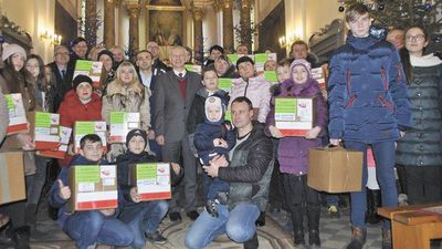 Polacy z ukraińskiego Chmielnika tuż po odbiorze paczek (w 2018 r.). Dary zazwyczaj przekazywane są w miejscowych kościołach