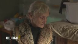 Pani Cecylia mieszka w zrujnowanej stajni. W nocy z synem owijają się folią