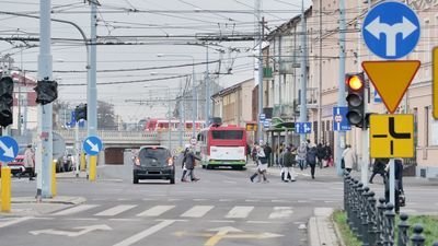 Nie łamiąc przepisów z ul. 1 Maja można wyjechać tylko w prawo lub lewo