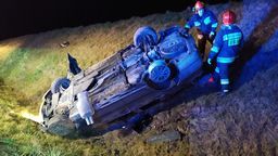 BMW dachowało w rowie. Jechało nim pięciu chłopaków, dwóch trafiło do szpitala