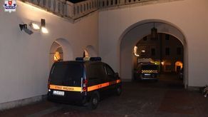 Chcieli zwiedzić miasto. Ale woleli kopać w auto Straży Miejskiej 