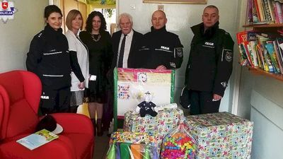 Policjanci zebrali pieniądze i kupili prezenty dla dzieci