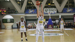 Julia Adamowicz (na pierwszym planie) oddaje w tym sezonie najwięcej celnych rzutów za trzy punkty w swoim zespole.