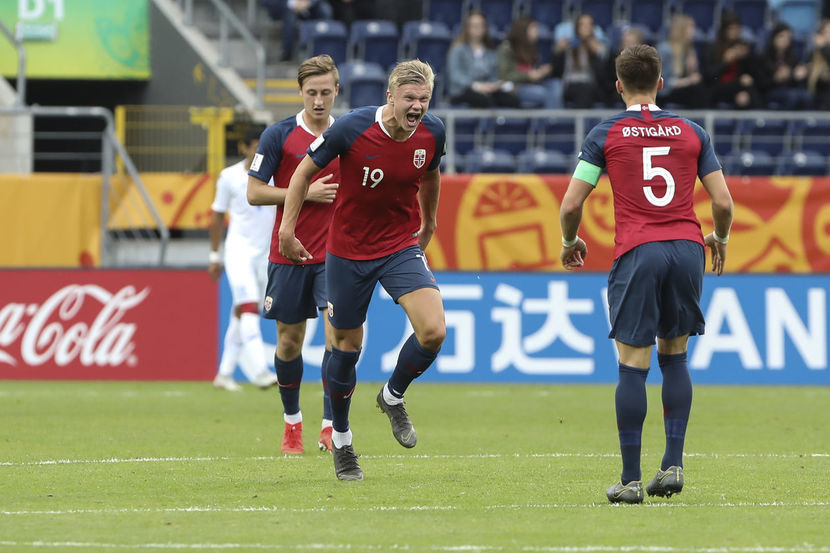 Erling Braut Haaland (nr 19) fetuje zdobycie kolejnego gola w meczu młodzieżowych reprezentacji Norwegii i Hondurasu na Arenie Lublin
