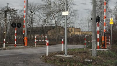 Utknęła samochodem pomiędzy opuszczonymi zaporami na przejeździe kolejowym. "Nie zauważyłam świateł"