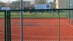 Zakazem korzystania z boiska objęto wszystkie osoby (w tym członków klubów sportowych) poza uczniami SP nr 4