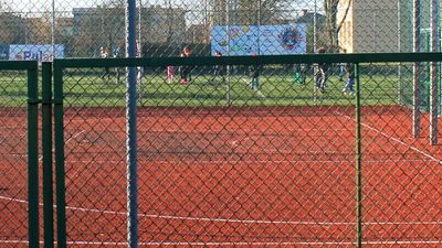 Zakazem korzystania z boiska objęto wszystkie osoby (w tym członków klubów sportowych) poza uczniami SP nr 4