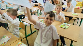 "Ta pogoń, ten lęk, blokuje coś najbardziej cennego u człowieka". Czy czerwony pasek zniknie ze świadectw?