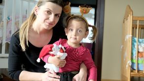 Przekonaliśmy się, że nie ma rzeczy niemożliwych – mówi Agnieszka Dyś, mama Wiktorii. – Pieniądze nas ograniczają, ale jak człowiek się przełamie, zacznie mówić o swoich problemach i poprosi o pomoc to ona przyjdzie. Ludzie nie pozostają obojętni