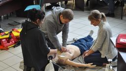 W trakcie zajęć uczestnicy dowiedzieli się, jak skutecznie nieść pomoc ofiarom wypadków
