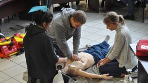 W trakcie zajęć uczestnicy dowiedzieli się, jak skutecznie nieść pomoc ofiarom wypadków
