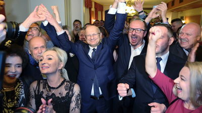 Październik 2018. Wieczór wyborczy w sztabie Krzysztofa Żuka, który po raz trzeci wygrał wybory na prezydenta Lublina. Piotr Kowalczyk po prawej stronie prezydenta Żuka