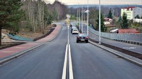 Przebudowana ul. Powstańców Listopadowych zyskała nową nawierzchnię, chodnik, ścieżkę rowerową i oświetlenie