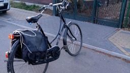 Piaski: Rowerzysta wjechał w auto i tłumaczył, że damką nie potrafi jeździć. Ale powód wypadku był inny