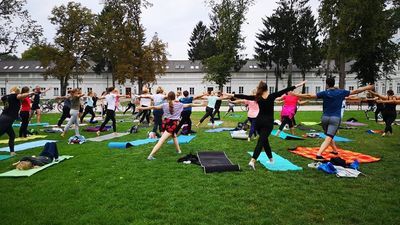 Zajęcia z jogi w parku Radziwiłłowskim w Białej Podlaskiej były bardzo popularne