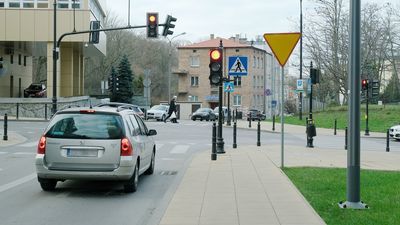 Włączyli światła na skrzyżowaniu w centrum Lublina. Wcześniej korków nie było, teraz trzeba stać