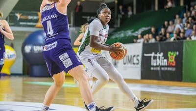 Alexis Peterson (z piłką) po raz kolejny w tym sezonie poprowadziła swoje koleżanki do zwycięstwa.