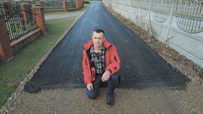 Robotnicy zrobili tylko część drogi i odjechali – mówi Paweł Cięszczyk, mieszkaniec Zagórza