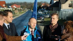 Konferencja prasowa na ul. Malinowej w Świdniku. Na zdjęciu od lewej - Marcin Dmowski, zastępca burmistrza Świdnika, Jerzy Irsak, prezes PK Pegimek i Waldemar Jakson, burmistrz Świdnika. 