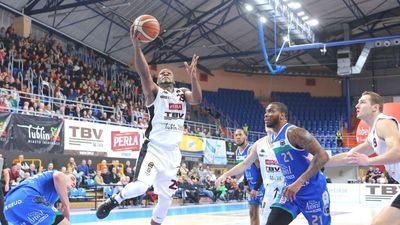 Tweety Carter (z piłką) to jeden z liderów Startu Lublin w tym sezonie