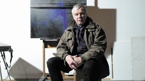 Stanisław Baj

Jeden z najwybitniejszych malarzy polskich. W słynnym cyklu „Czarna rzeka” sportretował nadbużański pejzaż i ludzi z rzeką w tle. Urodził się w 1953 roku w Dołhobrodach nad Bugiem. Studiował w Akademii Sztuk Pięknych w Warszawie pod kierunkiem profesorów Michała Byliny, Jacka Siennickiego i Ludwika Maciąga. Dyplom z wyróżnieniem w pracowni prof. Ludwika Maciąga. Od 1982 jest pracownikiem dydaktycznym Wydziału Malarstwa ASP w Warszawie. Na koncie ma ponad 100 wystaw indywidualnych w kraju i za granicą. Oraz uczestnictwo w ponad 100 wystawach zbiorowych. Jego prace znajdują się w zbiorach muzeów polskich oraz w prywatnych kolekcjach krajowych i zagranicznych