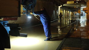 Sprzątanie po zalaniu ulicy Oratoryjnej w Lublinie