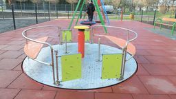 Karuzela z wyraźnymi ogniskami rdzy