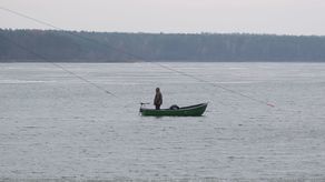 Tragedia nad Zalewem Zemborzyckim. Lód utrudnia poszukiwania drugiego wędkarza
