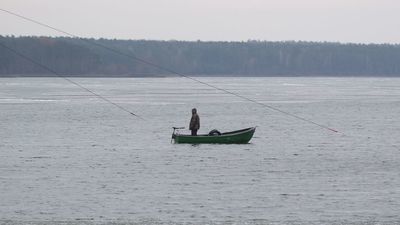 Tragedia nad Zalewem Zemborzyckim. Lód utrudnia poszukiwania drugiego wędkarza
