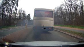 Czarny dym z rury wydechowej. Czytelnik: Jak to możliwe, że taki autobus przeszedł przegląd techniczny? 