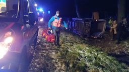 Strażnicy jechali na szkolenie. Zauważyli wypadek i ruszyli na pomoc