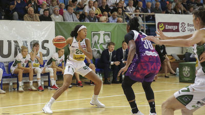 Ama Degbeon (z piłką) i jej koleżanki nie miały problemów z pokonaniem Widzewa.