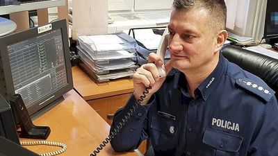 Dzięki spokojnej, empatycznej rozmowie prowadzonej przez dyżurnego, policjanci odnaleźli zdesperowanego młodego człowieka. Na zdjęciu asp. szt. Kazimierz Jędrych