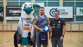 Piotr Jagoda (w środku) w towarzystwie trenera Startu Lublin, Davida Dedka