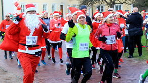 Puławscy Mikołaje nie zawodzą. W tym roku zostawili  dziesiątki kilogramów żywności, która trafi do osób bezdomnych 