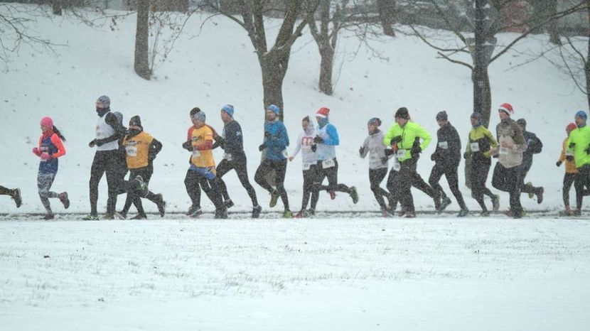 Przed rokiem mimo śniegu na ulicach w zawodach wystartowało 651 biegaczy. W tym sezonie aura póki co bardziej sprzyja fanom biegania